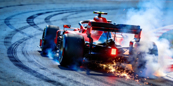 F1赛车在赛道上飞驰，留下动态模糊的轨迹